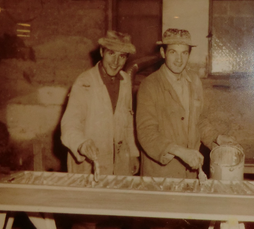 Vecchia fotografia dei soci fondatori al lavoro mentre verniciano il legno